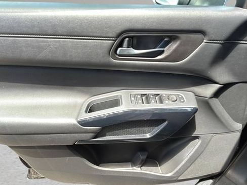 Used 2025 Nissan Pathfinder SV FWD image 17