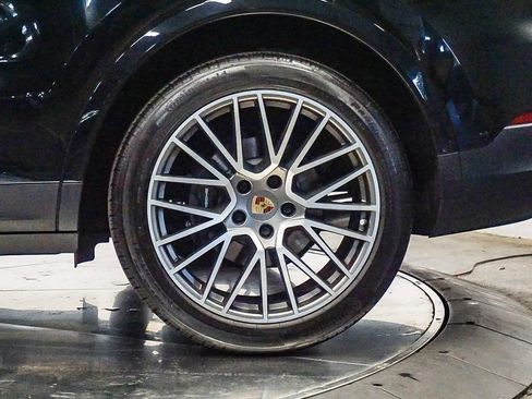 Used 2022 Porsche Cayenne Platinum Edition image 10