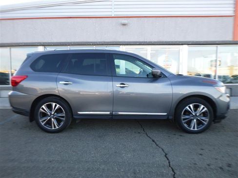 Used 2017 Nissan Pathfinder Platinum w/ Cargo Package image 4