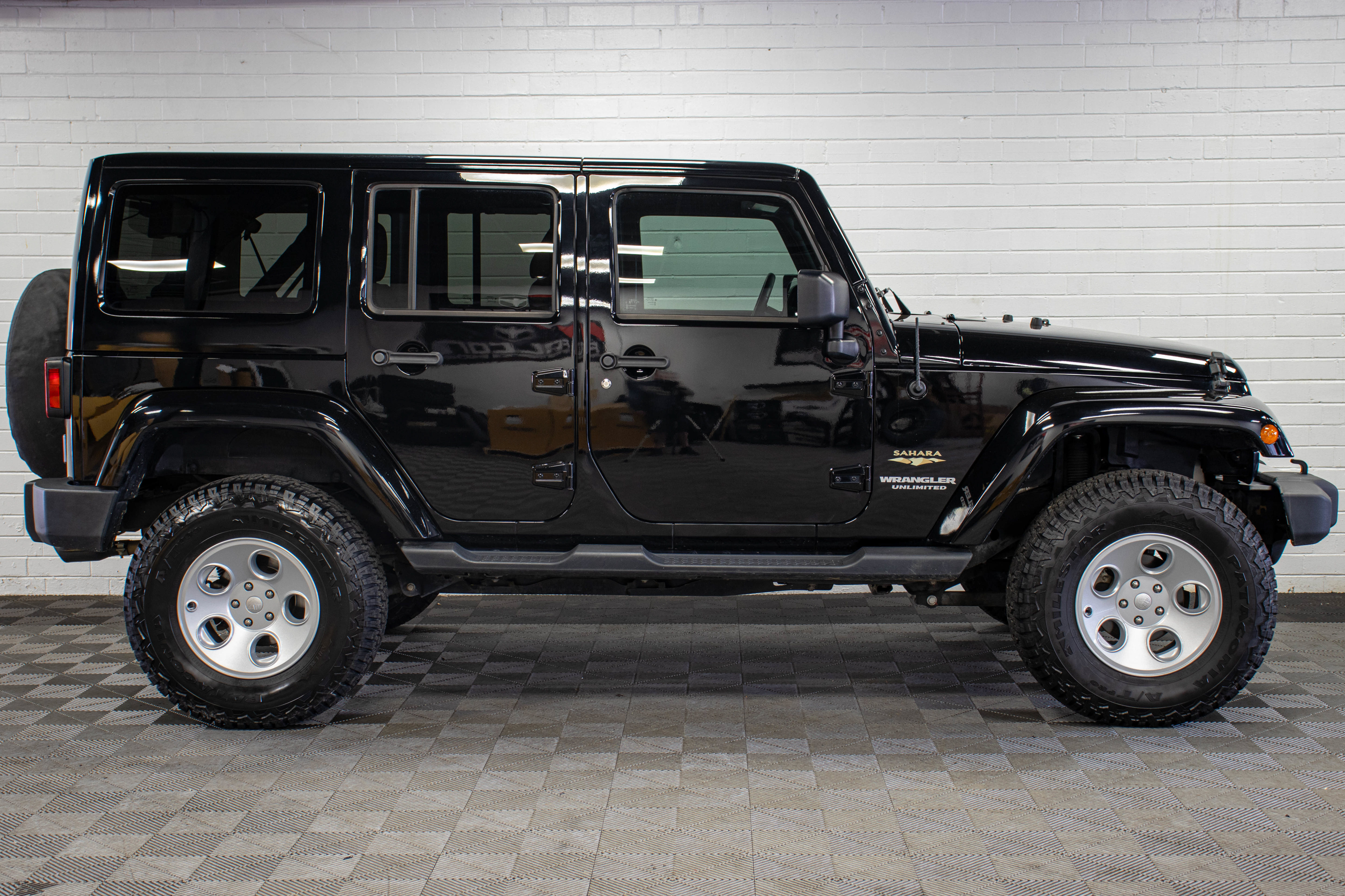 Used 2015 Jeep Wrangler Unlimited Sahara w/ Max Tow Package AWD/4WD image 2