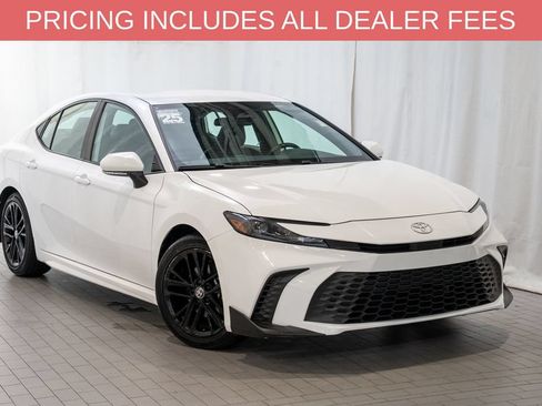 Used 2025 Toyota Camry SE FWD image 1