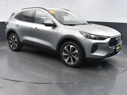 Used 2024 Ford Escape Platinum image 3