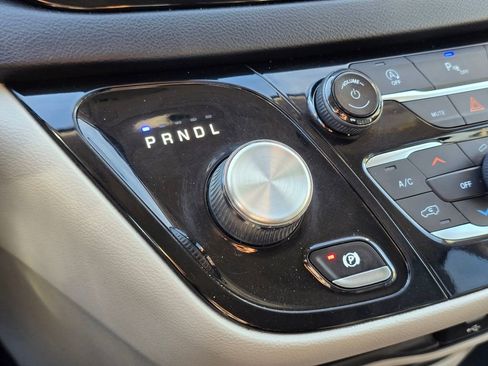 Used 2019 Chrysler Pacifica Touring-L image 35