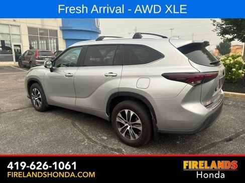 Used 2024 Toyota Highlander XLE AWD/4WD image 3