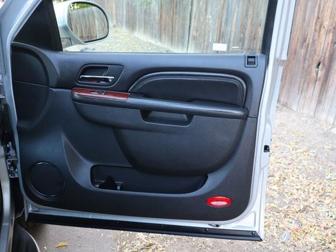 Used 2011 Cadillac Escalade AWD image 28