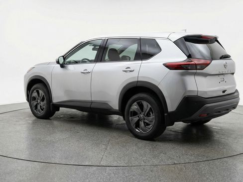Used 2025 Nissan Rogue SV image 6