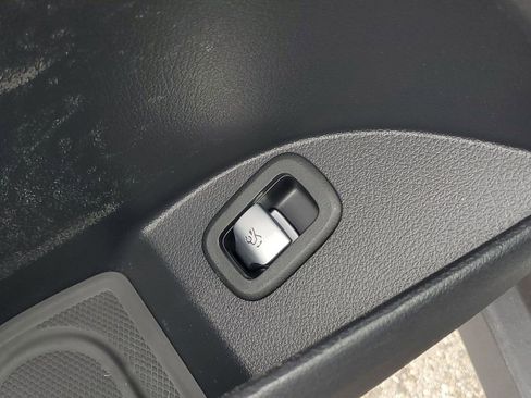 Used 2025 Mercedes-Benz GLC 300 4MATIC image 12
