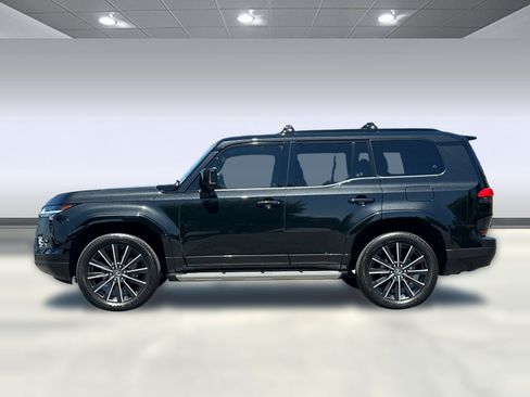 Used 2025 Lexus GX 550 w/ Accessory Package (2T) AWD/4WD image 2