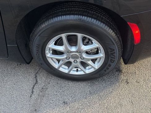 Used 2023 Chrysler Pacifica Touring-L image 44