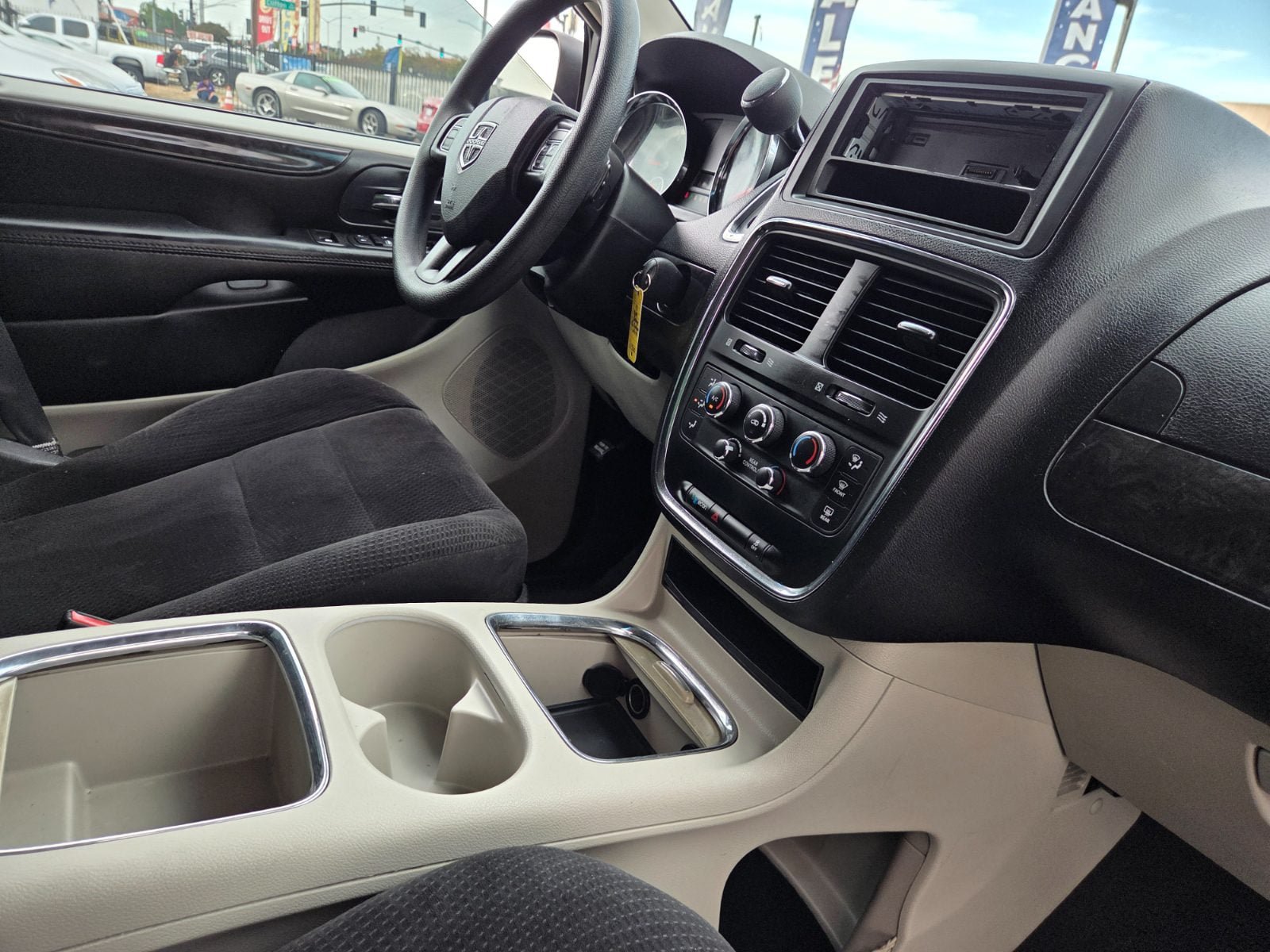 Used 2014 Dodge Grand Caravan SXT FWD image 14