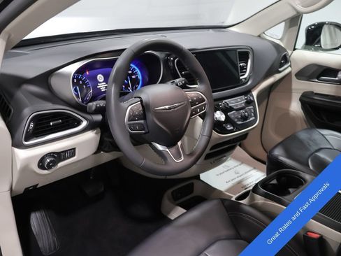 Used 2024 Chrysler Pacifica Touring-L FWD image 2