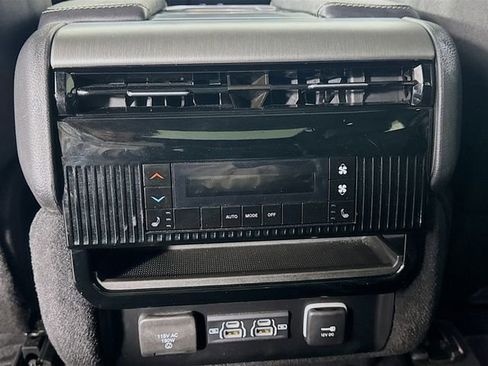 Used 2025 Jeep Wagoneer Series III w/ Premium Group I AWD/4WD image 31