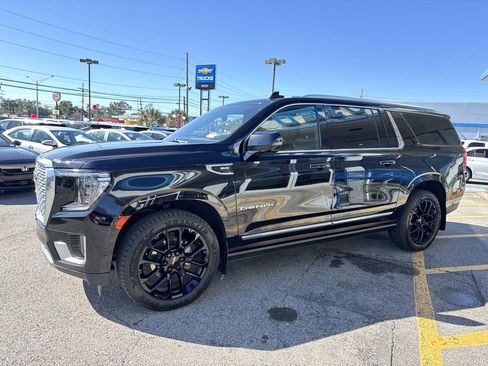 Used 2022 GMC Yukon XL Denali w/ Denali Premium Package image 4