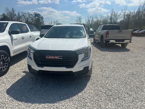 Used 2024 GMC Terrain SLE w/ Driver Convenience Package image 2