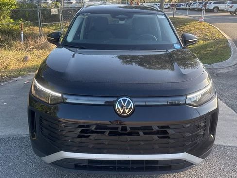 Used 2025 Volkswagen Tiguan SE FWD image 3