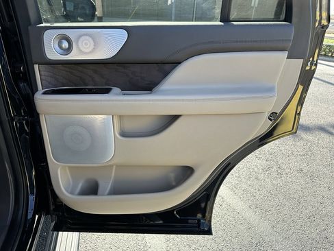 Used 2023 Lincoln Navigator Reserve image 19