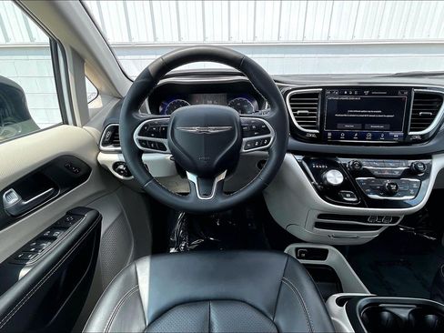 Used 2024 Chrysler Pacifica Touring-L FWD image 6