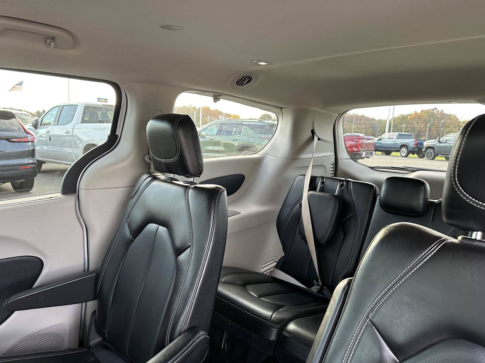 Used 2023 Chrysler Pacifica Touring-L FWD image 20