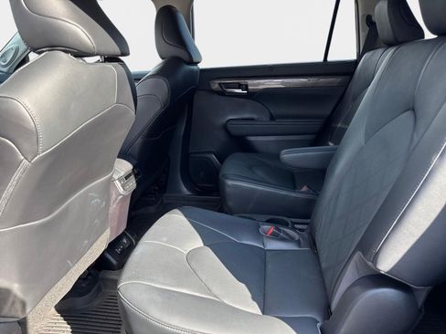 Used 2023 Toyota Highlander Platinum image 12