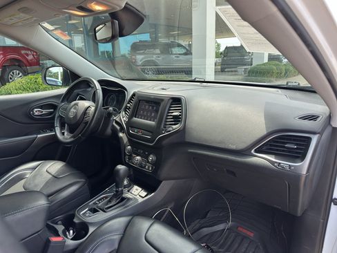 Used 2019 Jeep Cherokee Latitude Plus w/ Comfort/Convenience Group AWD/4WD image 28