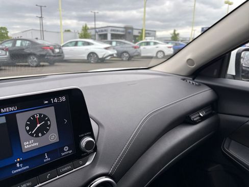 Used 2025 Nissan Sentra SV FWD image 33
