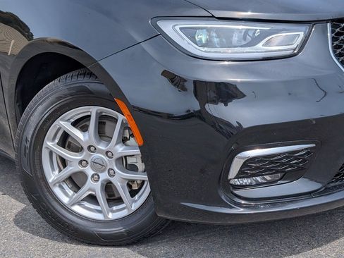 Used 2025 Chrysler Pacifica Select image 10