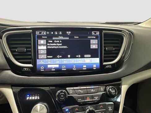 Used 2023 Chrysler Pacifica Touring-L FWD image 13