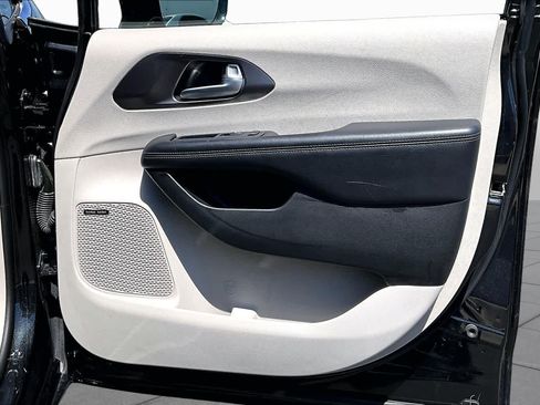 Used 2018 Chrysler Pacifica Limited w/ Advanced Safetytec Group FWD image 21