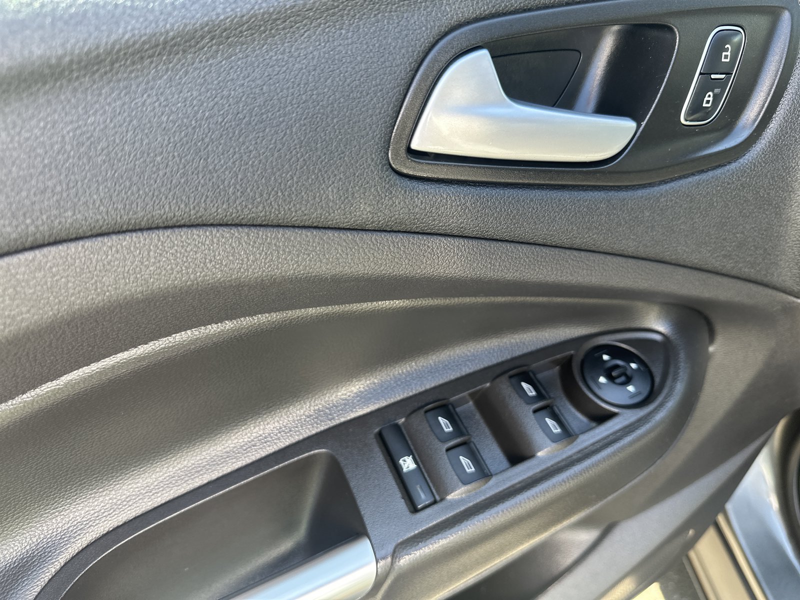 Used 2018 Ford Escape SE w/ SE Sport Appearance Package AWD/4WD image 9