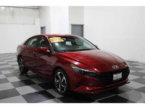 Used 2023 Hyundai Elantra SEL w/ Convenience Package image 3