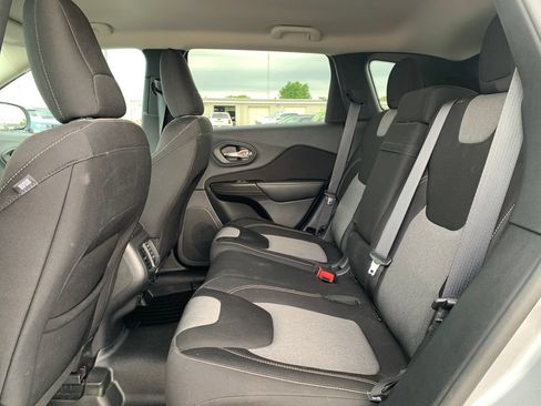 Used 2014 Jeep Cherokee Latitude w/ Comfort/Convenience Group AWD/4WD image 18