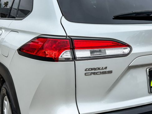 Used 2022 Toyota Corolla Cross LE AWD/4WD image 9
