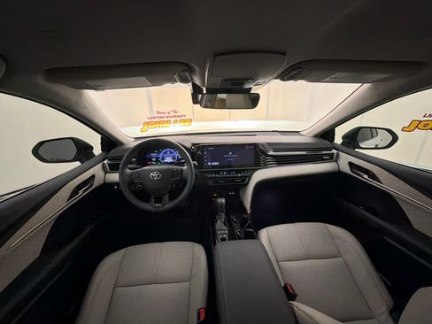 Used 2025 Toyota Camry XLE FWD image 19