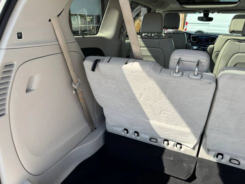 Used 2020 Chrysler Pacifica Limited FWD image 37