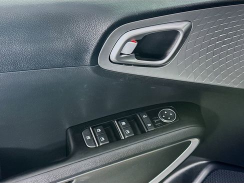 Used 2025 Kia Soul LX w/ LX Technology Package FWD image 24