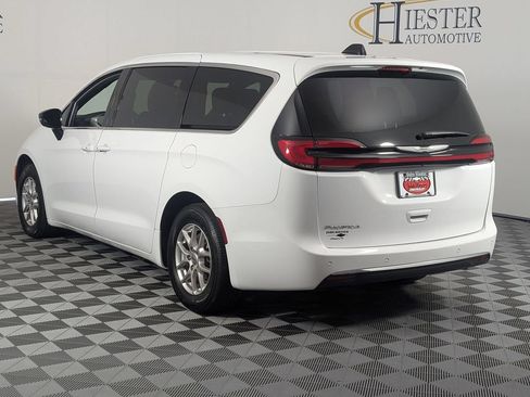 Used 2025 Chrysler Pacifica Select FWD image 5