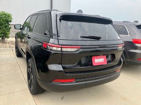 Used 2024 Jeep Grand Cherokee Limited w/ Black Appearance Package AWD/4WD image 8