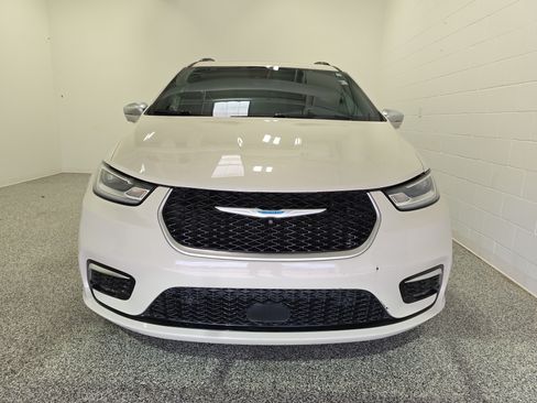 Used 2021 Chrysler Pacifica Pinnacle FWD image 2