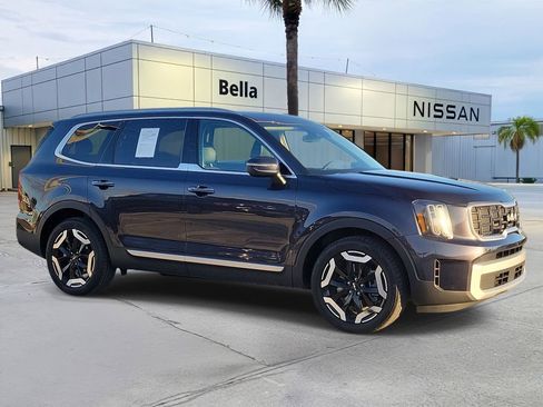Used 2025 Kia Telluride S FWD image 3