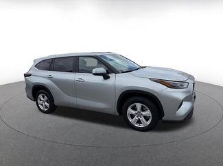 Used 2025 Toyota Highlander LE FWD video 2