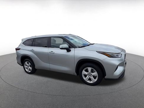 Used 2025 Toyota Highlander LE FWD image 2