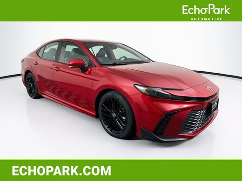 Used 2025 Toyota Camry SE FWD image 1