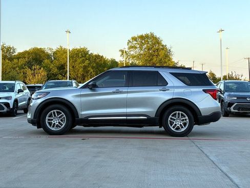 Used 2025 Ford Explorer Active w/ Active Comfort Package RWD image 3
