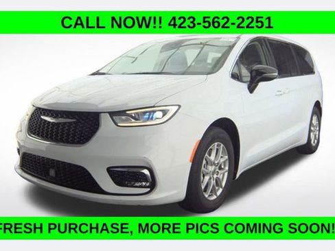 Used 2024 Chrysler Pacifica Touring-L image 1