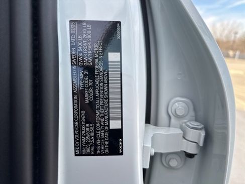 Certified 2025 Volvo XC60 B5 Core image 33