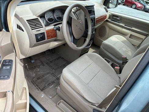 Used 2008 Chrysler Town & Country LX FWD image 7