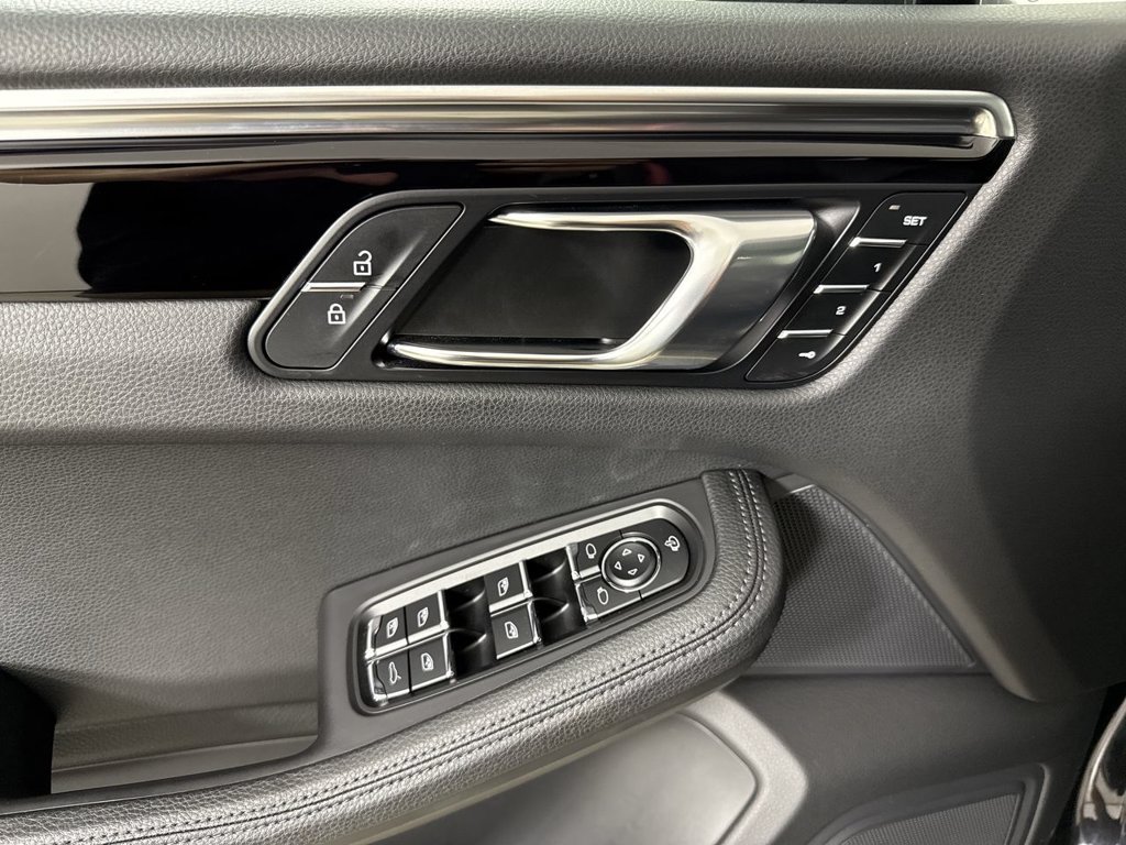 Certified 2023 Porsche Macan AWD/4WD image 34