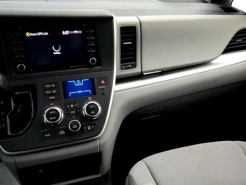 Used 2020 Toyota Sienna LE FWD image 31