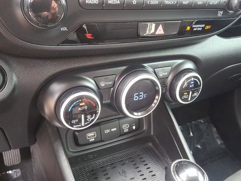 Used 2024 Hyundai Venue Limited FWD image 29