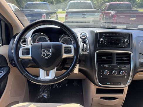 Used 2015 Dodge Grand Caravan American Value Package w/ UConnect Hands-Free Group FWD image 17